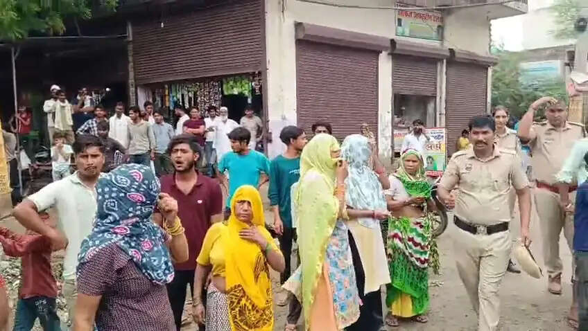 नूंह में पेयजल संकट पर गुस्साए लाेगाें ने पुन्हाना में लगाया जाम