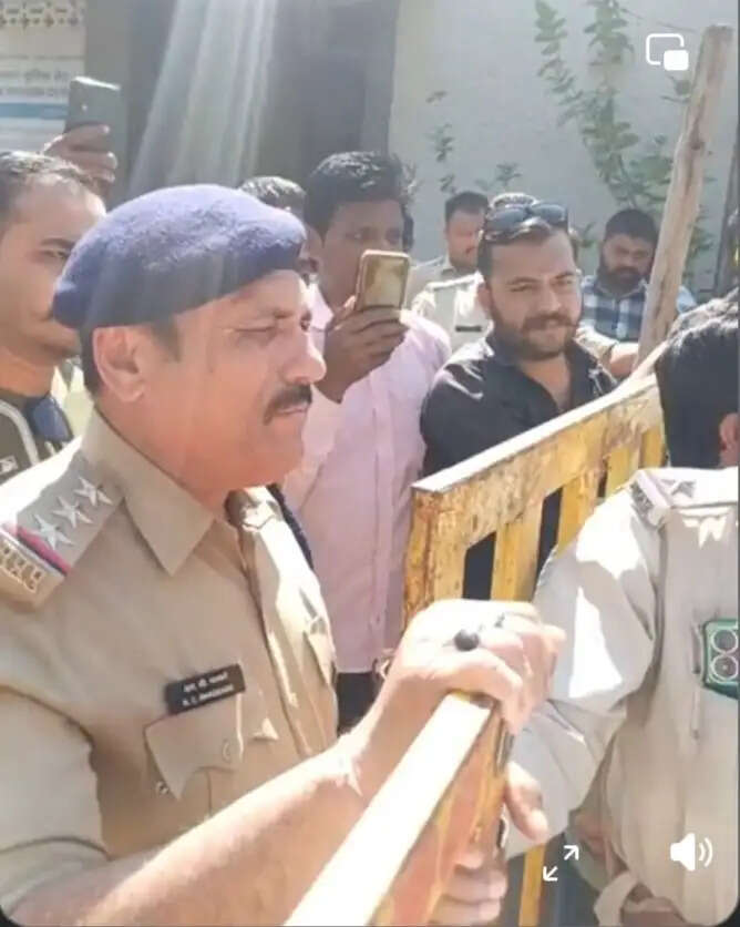 झाबुआ: दंडवत प्रणाम यात्री का ज्ञापन लेने नहीं आईं कलेक्टर; जद्दोजहद के बाद विरोध स्वरूप किया गया हनुमान चालीसा का पाठ