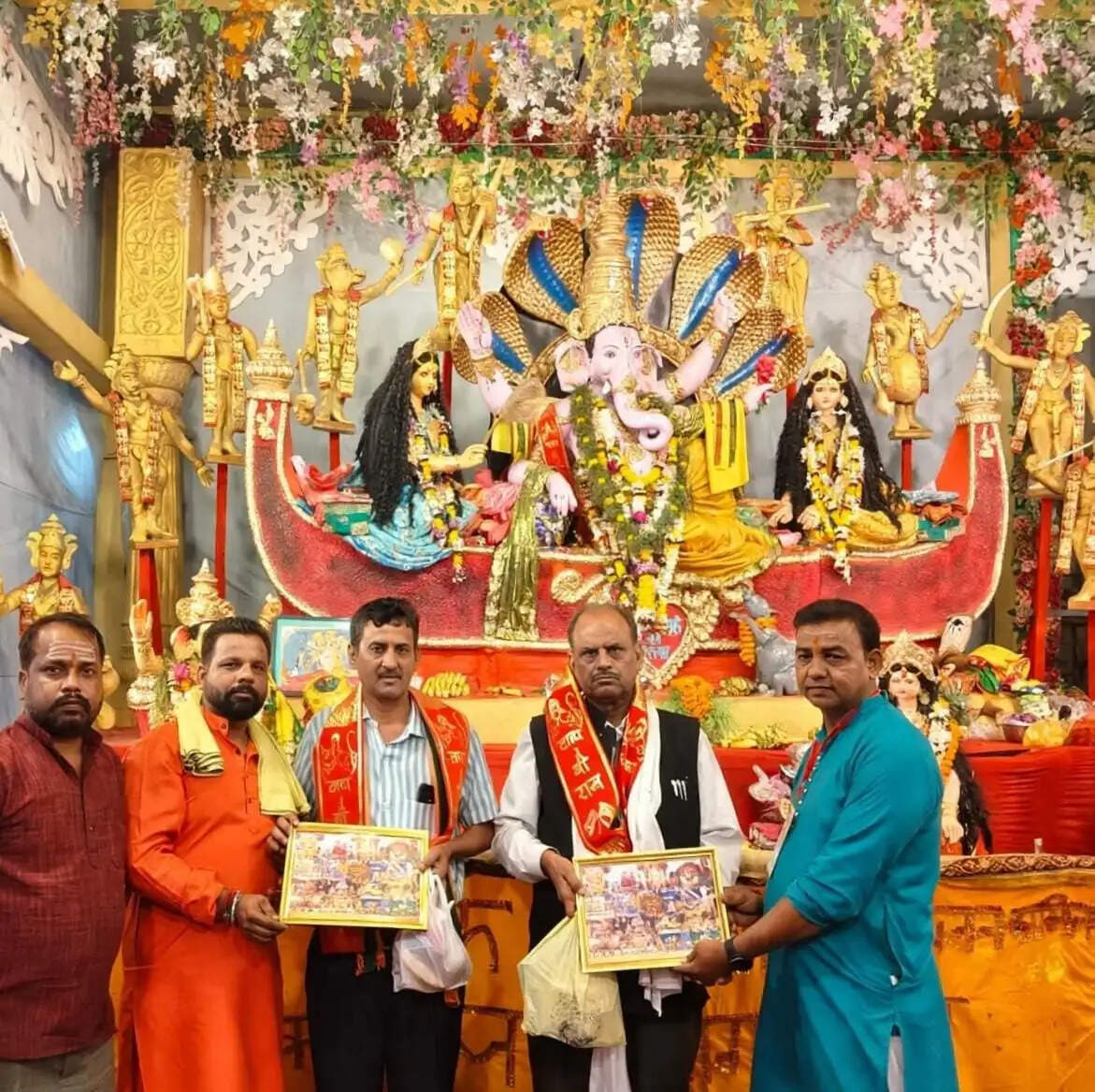 नारायण के दस अवतारों के साथ भक्तों को दिव्य स्वरूप में दर्शन दिए गणपति बप्पा