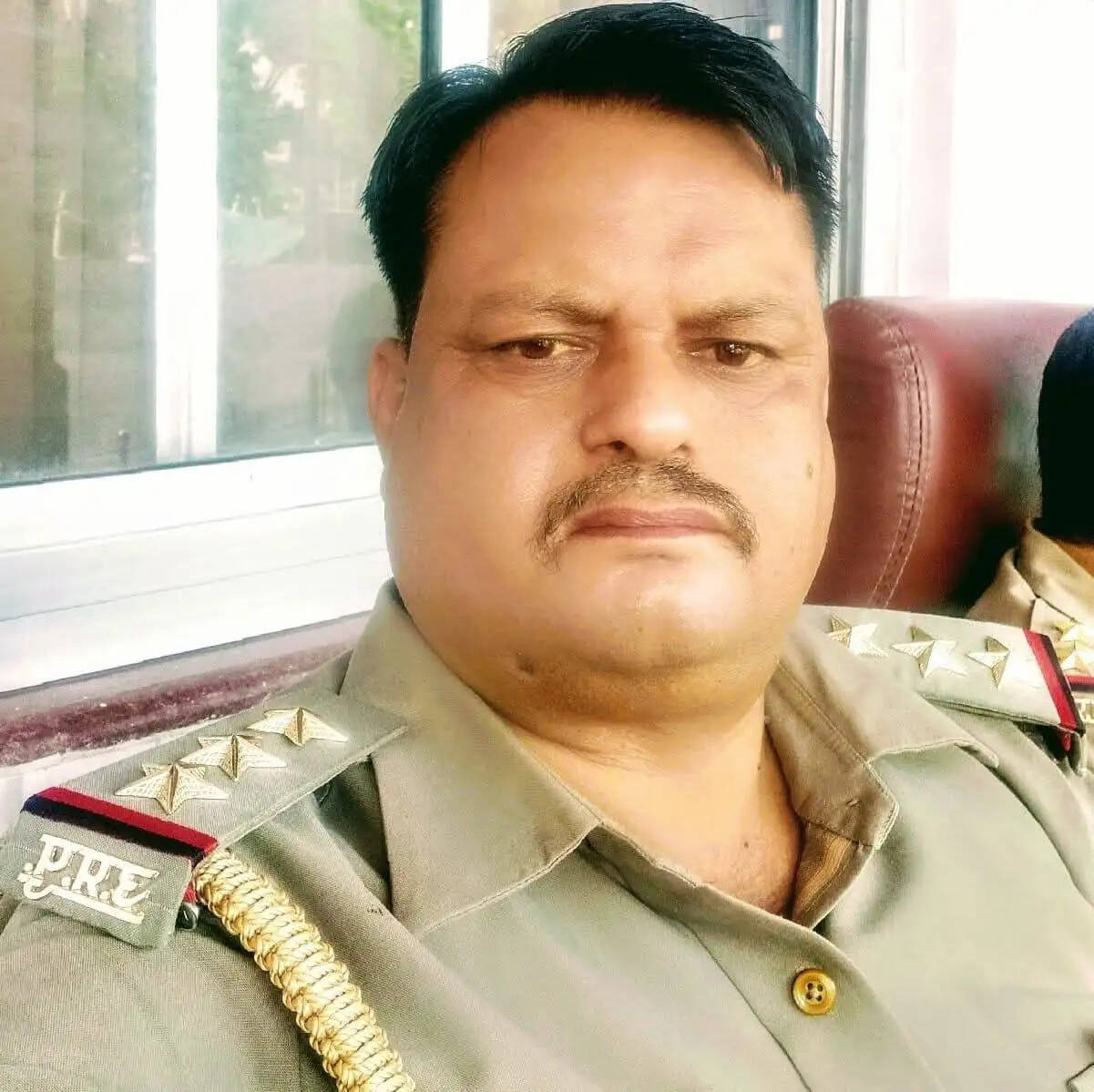 इंस्पेक्टर अजय पाठक सस्पेंड, लूट के आरोपी के साथ जन्मदिन मनाने का वीडियो वायरल, एसपी ने की कार्रवाई