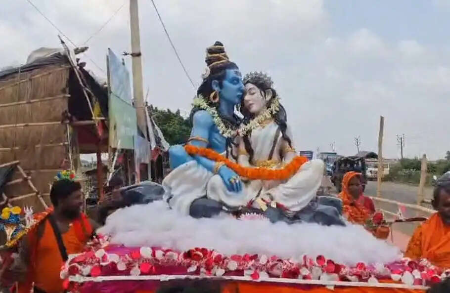 कच्ची कांवड़िया पथ पर बिखरे आस्था के रंग, पश्चिम बंगाल के श्रद्धालुओं का अनोखा संदेश
