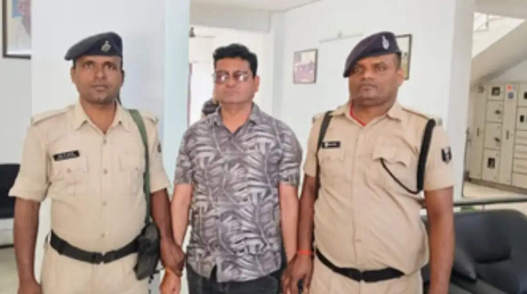 सेवानिवृत्त कर्मी से रिश्वत लेते प्रधान लिपिक को निगरानी ने किया गिरफ्तार