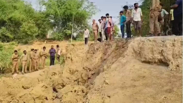 उप्र के कौशांबी में टीला धंसा,पांच महिलाओं की मौत,मुख्यमंत्री योगी ने मुवाअजे का ऐलान किया