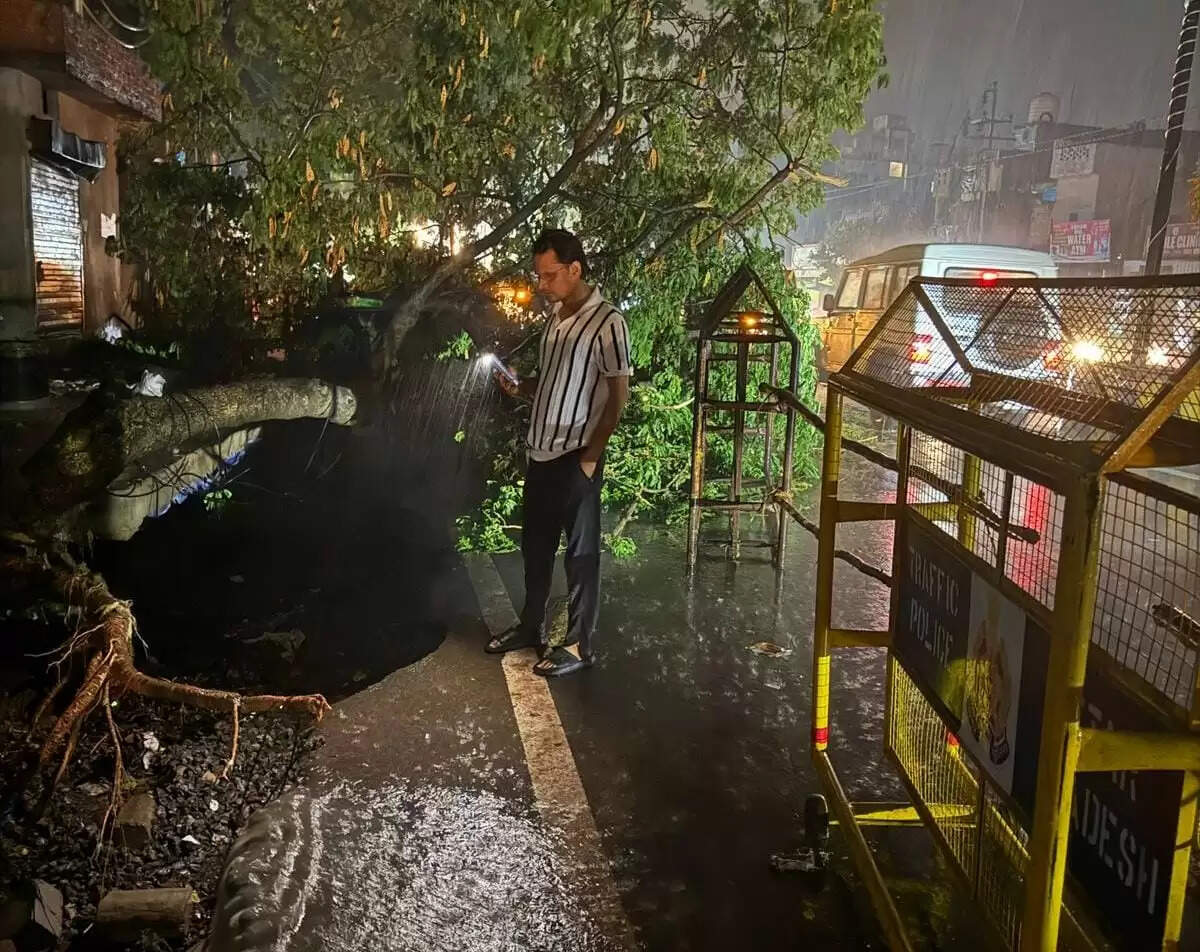 शहर में पहली बरसात को लेकर नगर निगम हुआ अलर्ट, रात्रि में सभी जोन के अधिकारियाें ने अपने क्षेत्रों का लिया जायजा