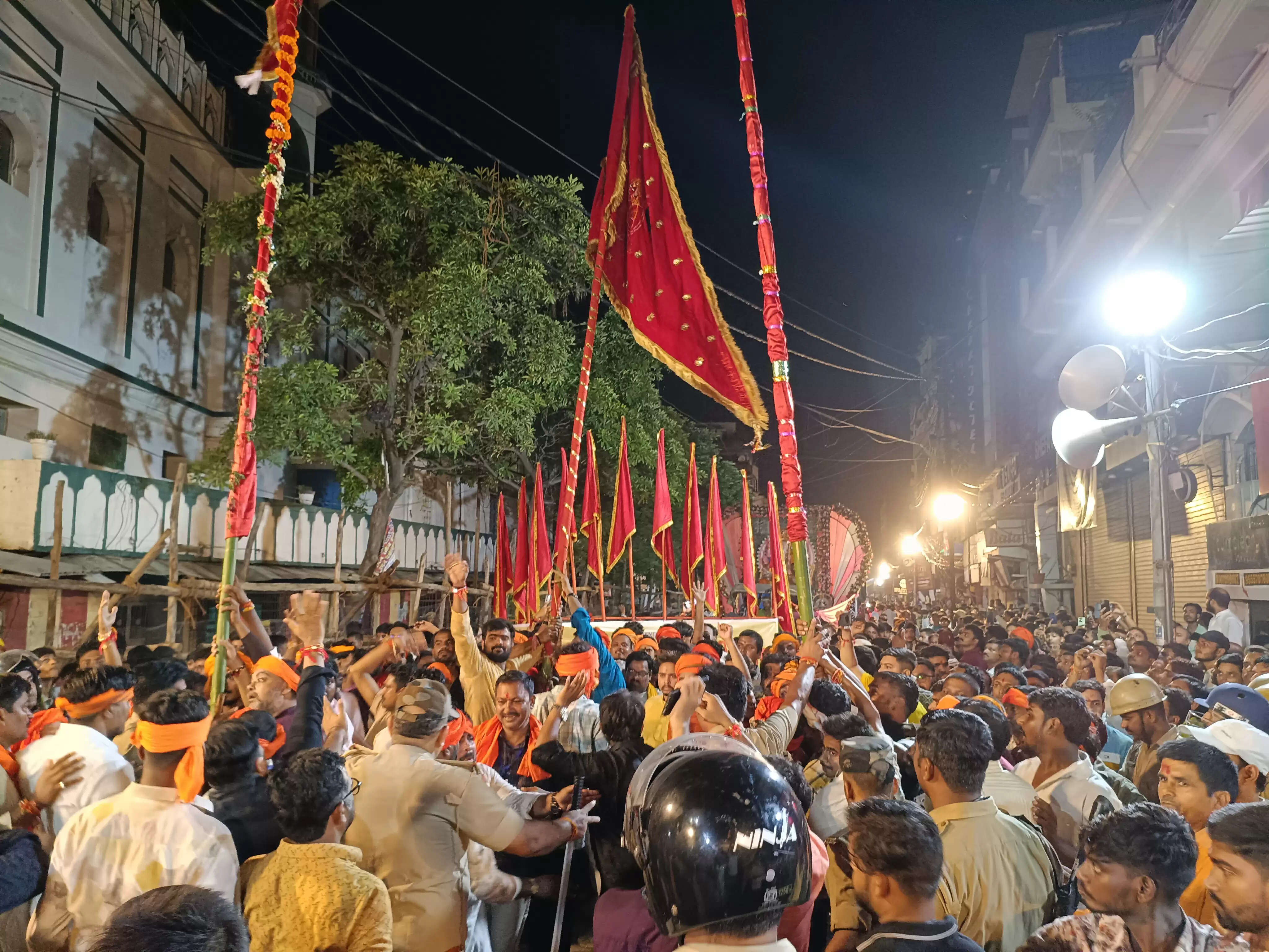 बलिया में गाजे-बाजे के साथ निकला महावीरी झंडा जुलूस