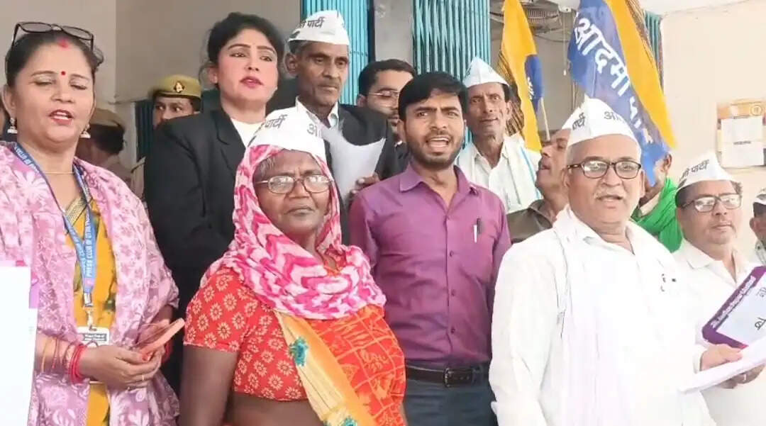 आम आदमी पार्टी ने विद्युत कटौती काे लेकर किया प्रदर्शन