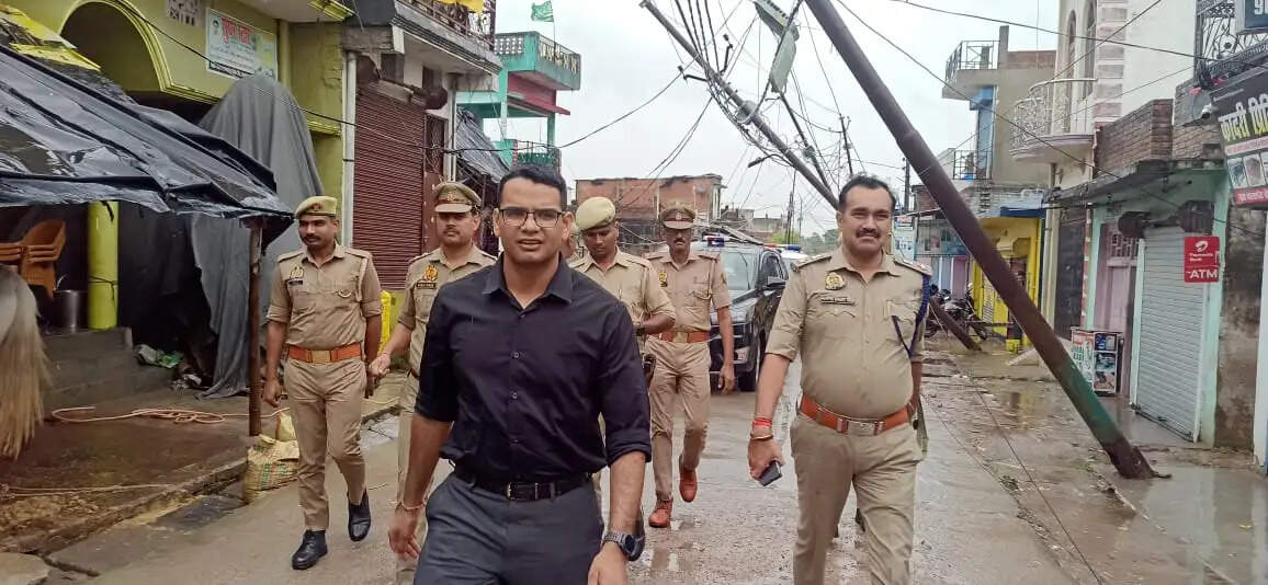 बलरामपुर : तीन दिन से लगातार बारिश, जनजीवन अस्त-व्यस्त , दर्जनों स्थानों पर गिरे पेड़ व विद्युत पोल