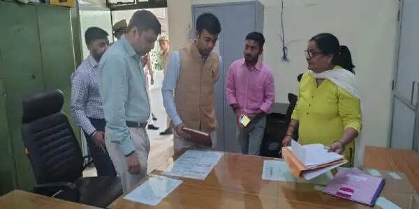 जिलाधिकारी ने आईटीआई का किया औचक निरीक्षण, कार्मिकों को देरी पर दी चेतावनी
