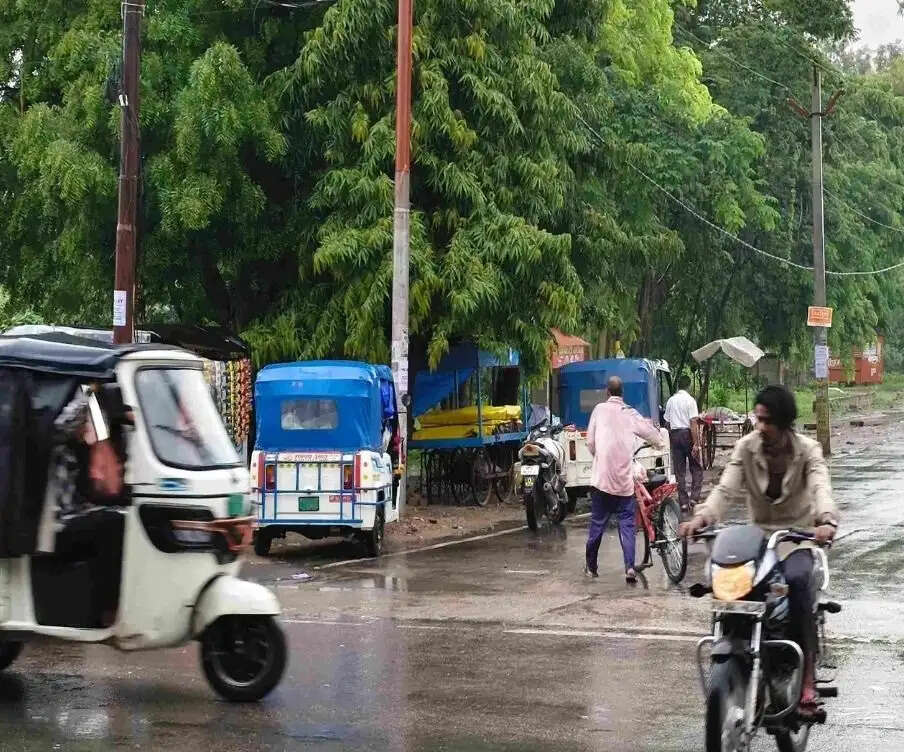 राजधानी लखनऊ समेत प्रदेश के कई जिलों में रात भर हुई बारिश, मौसम विभाग ने जारी किया भारी बरसात का अलर्ट