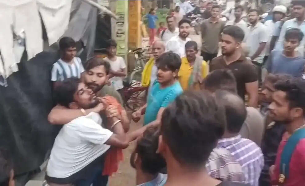 मोबाइल चोरी के शक में युवक की पिटाई, लोगों ने पकड़कर पुलिस को दी सूचना