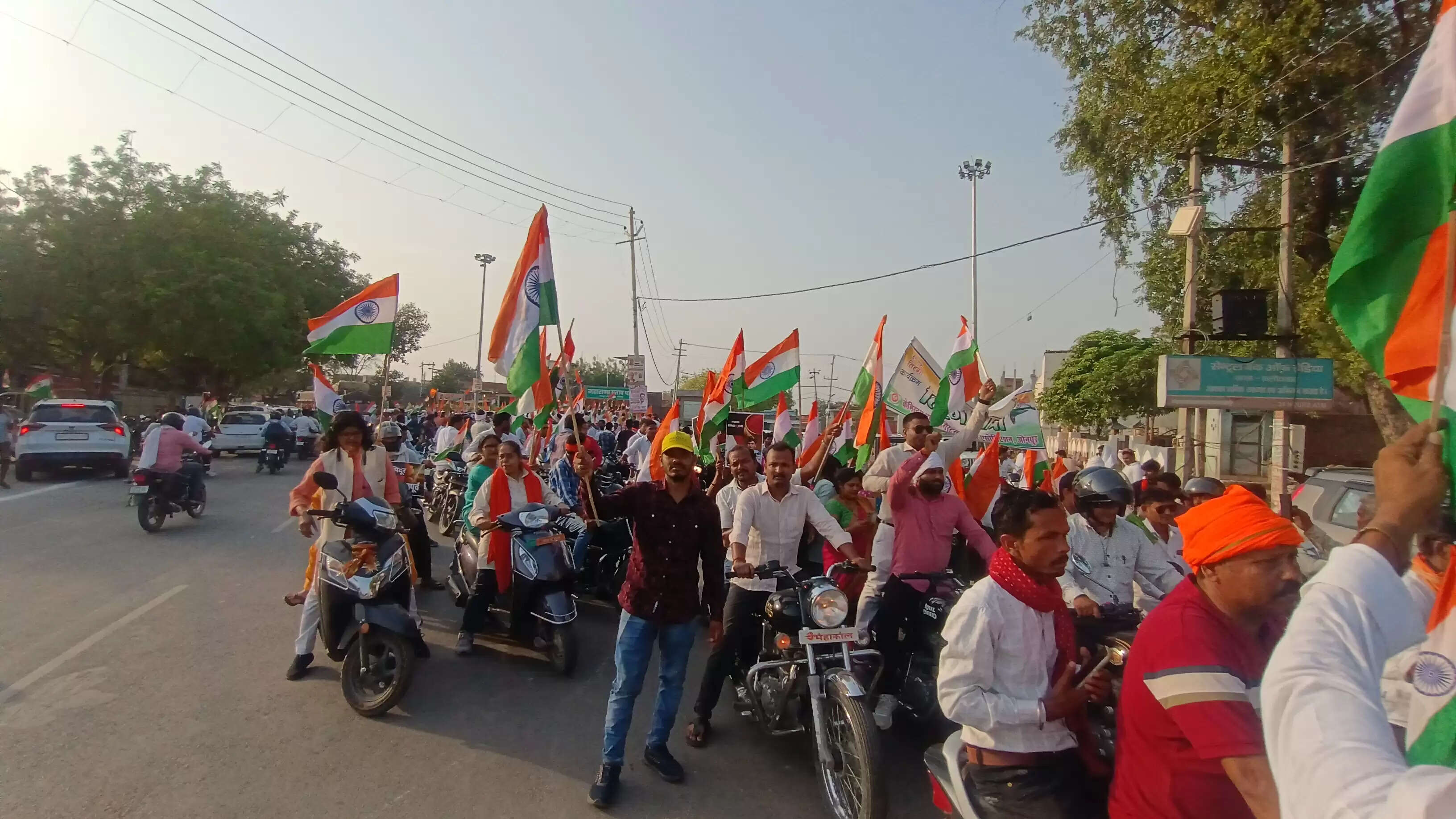 बीजेपी ने निकाली तिरंगा यात्रा हजारों की संख्या में लोग हुए शामिल