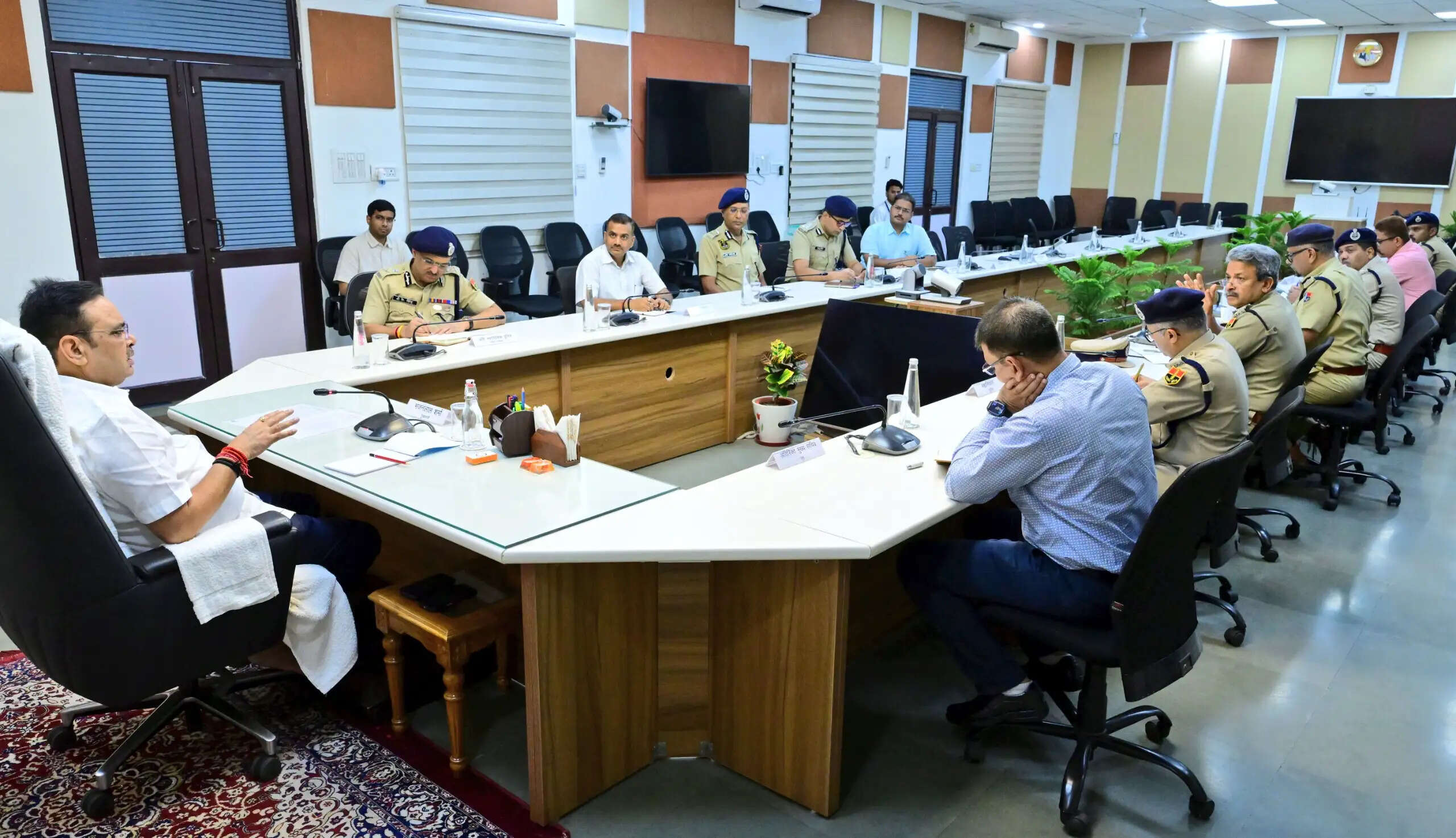 मुख्यमंत्री ने ली त्योहारी सीजन पर सुरक्षा व्यवस्था को लेकर समीक्षा बैठक