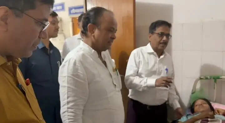 स्वास्थ्य मंत्री इरफान अंसारी ने हजारीबाग के सामुदायिक स्वास्थ्य केंद्र का किया औचक निरीक्षण