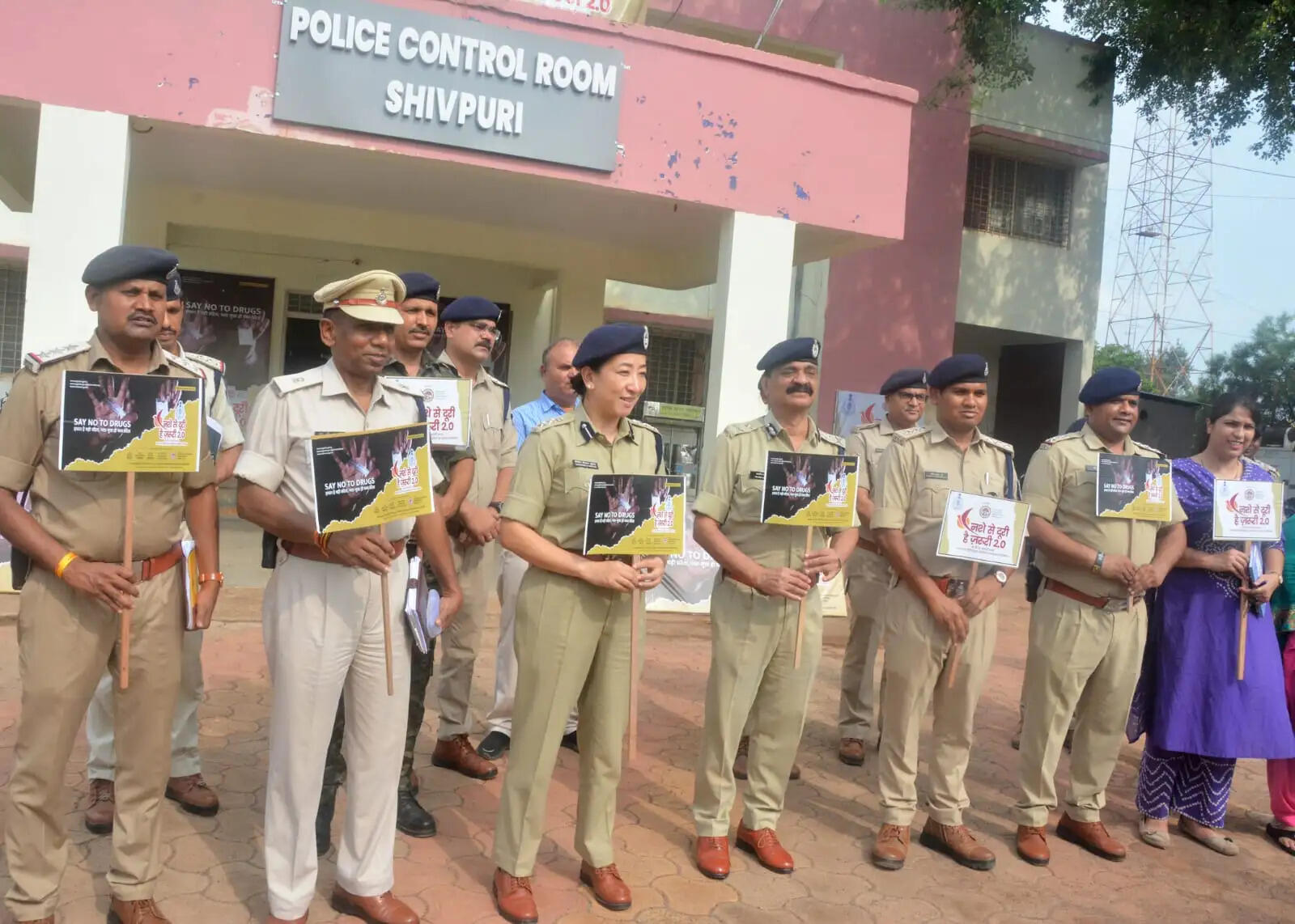 शिवपुरीः आईजी सक्सेना ने की “नशे से दूरी है जरूरी 2.0” अभियान की समीक्षा