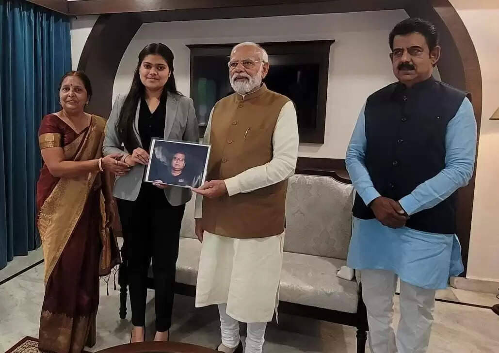 प्रधानमंत्री मोदी से मिली इंदौर की होनहार बेटी तनिष्का सुजीत