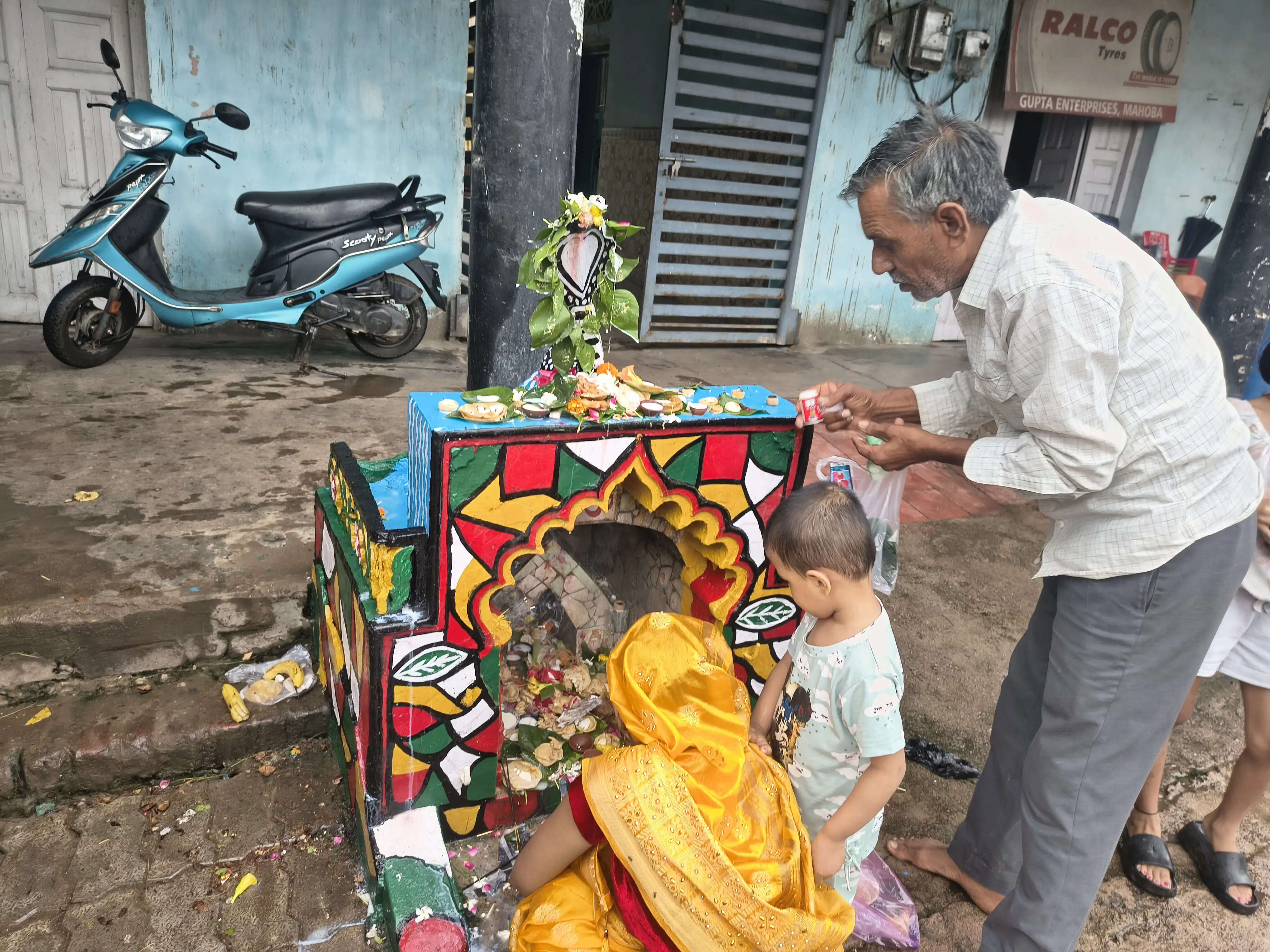 महोबा : नाग पंचमी पर मंदिरों में उमड़ा आस्था का सैलाब, सोमवार को बना अद्भुत संयोग