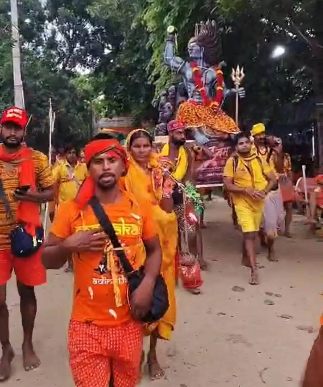 देवघर मार्ग पर आकर्षण का केंद्र बनी कोलकाता की 150 किलो की 'महाकाल कांवड़', उमड़ रही भारी भीड़