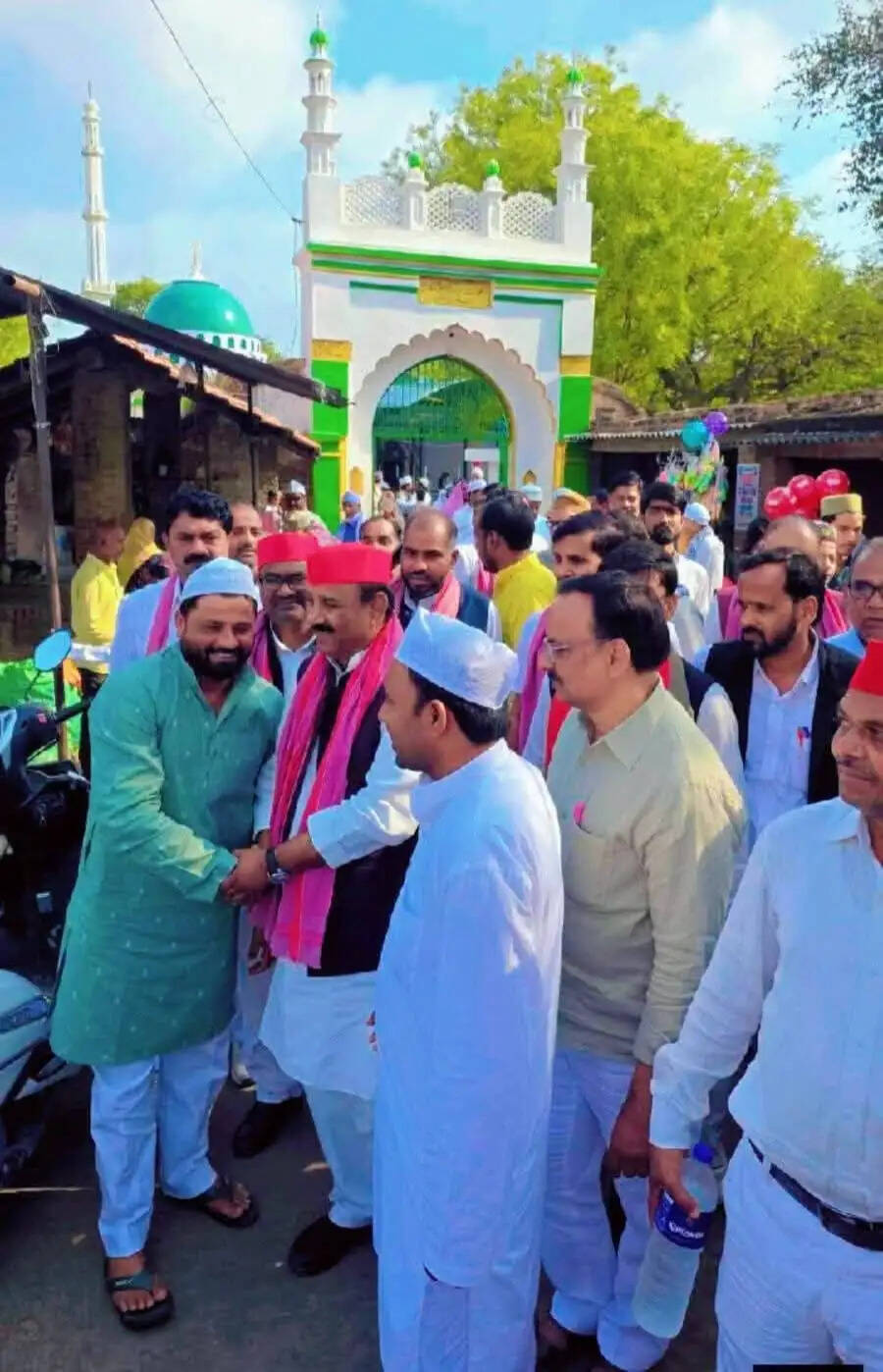 सपा प्रदेश अध्यक्ष श्यामलाल पाल ने विभिन्न ईदगाहों में पहुंचकर दी ईद की बधाई