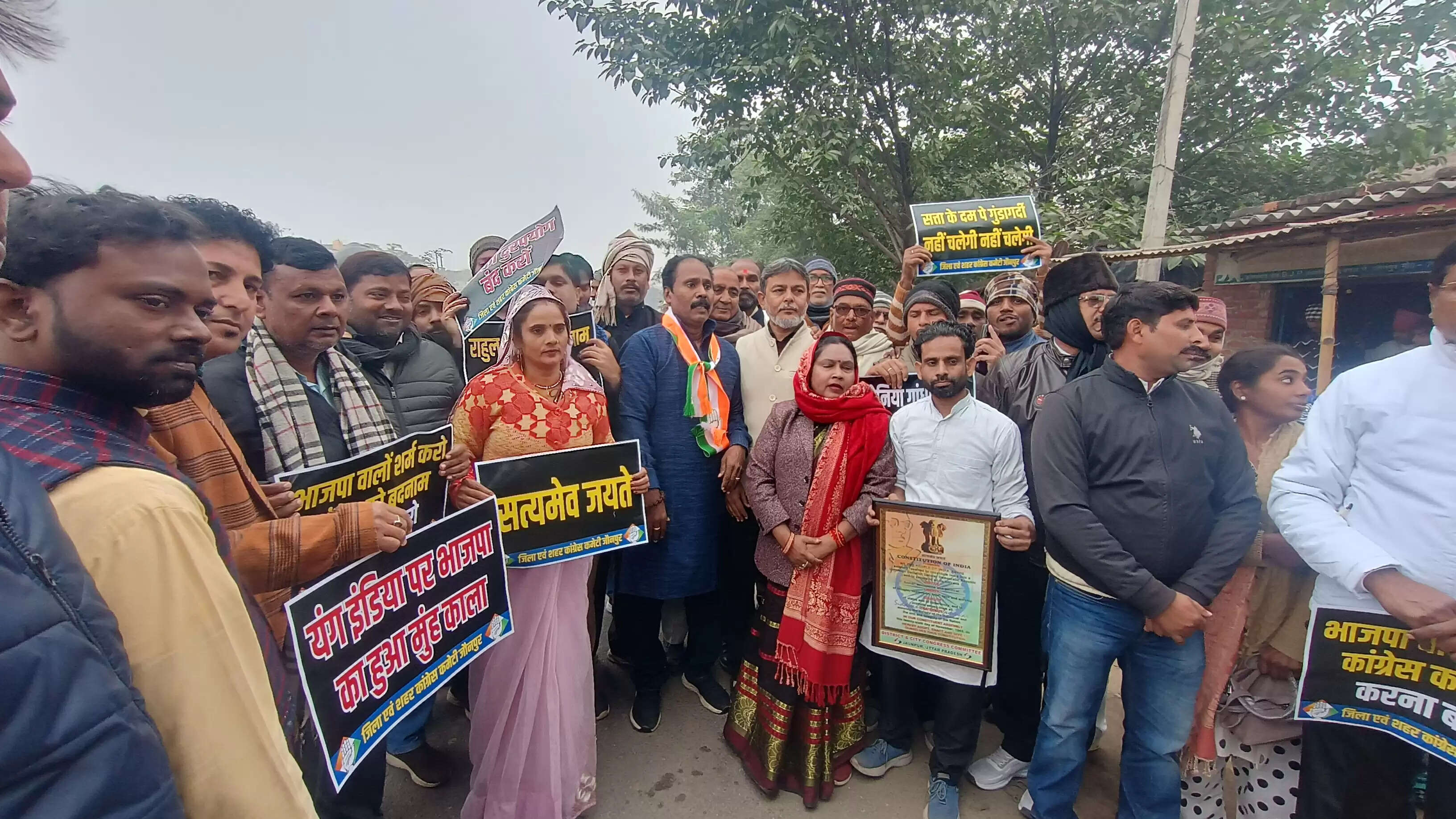 कांग्रेसियों ने नेशनल हेराल्ड मामले में भाजपा कार्यालय के बाहर किया प्रदर्शन, लगाए गंभीर आरोप