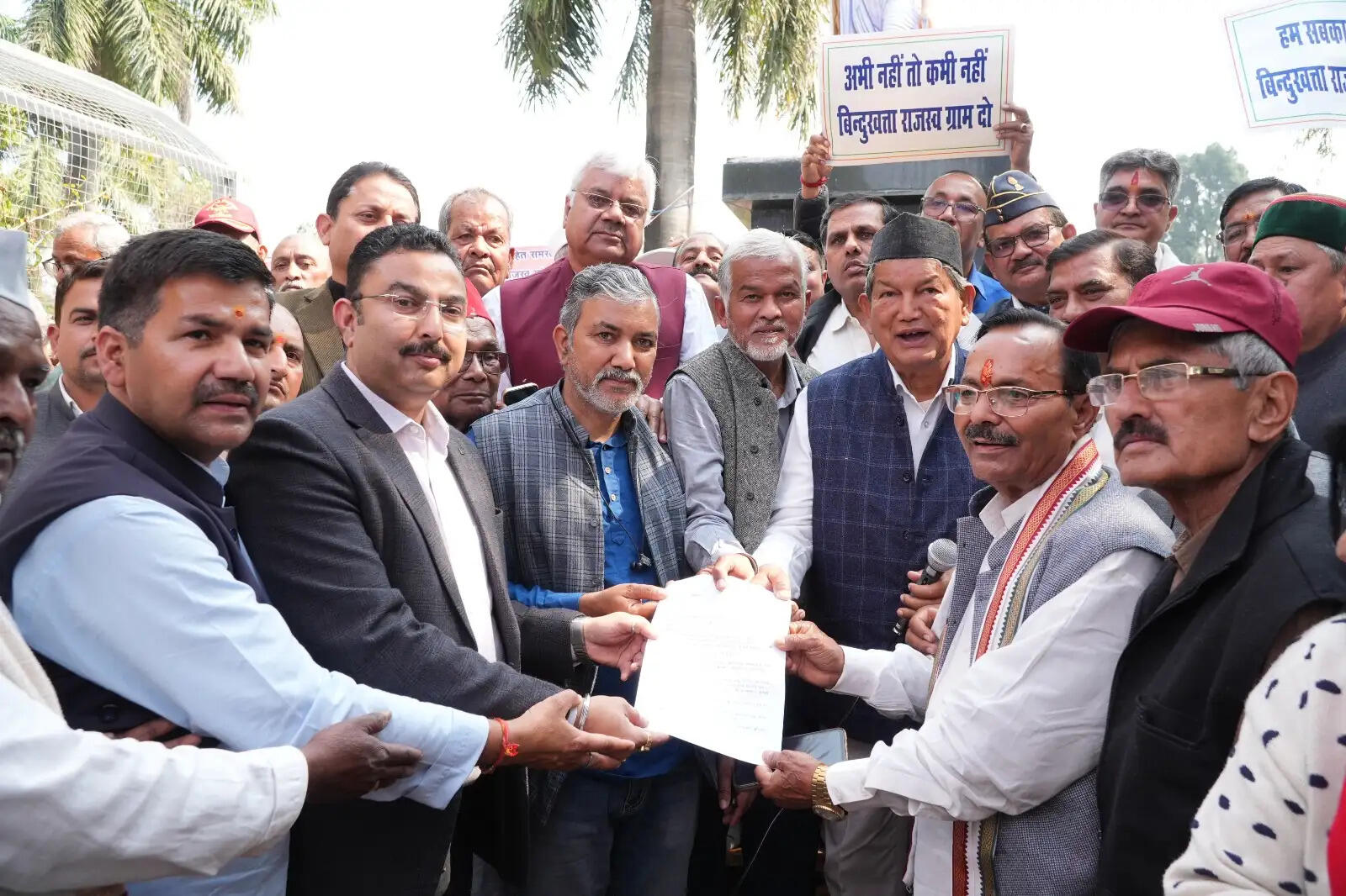 इंडी गठबंधन का गांधी पार्क में धरना, सरकार को दी चेतावनी