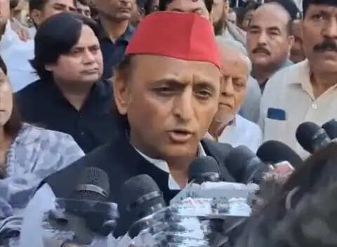लखनऊ अग्निकांड के पीड़ितों से मिलने केजीएमयू पहुंचे अखिलेश यादव, कहा - पीड़ितों की सरकार करे मदद