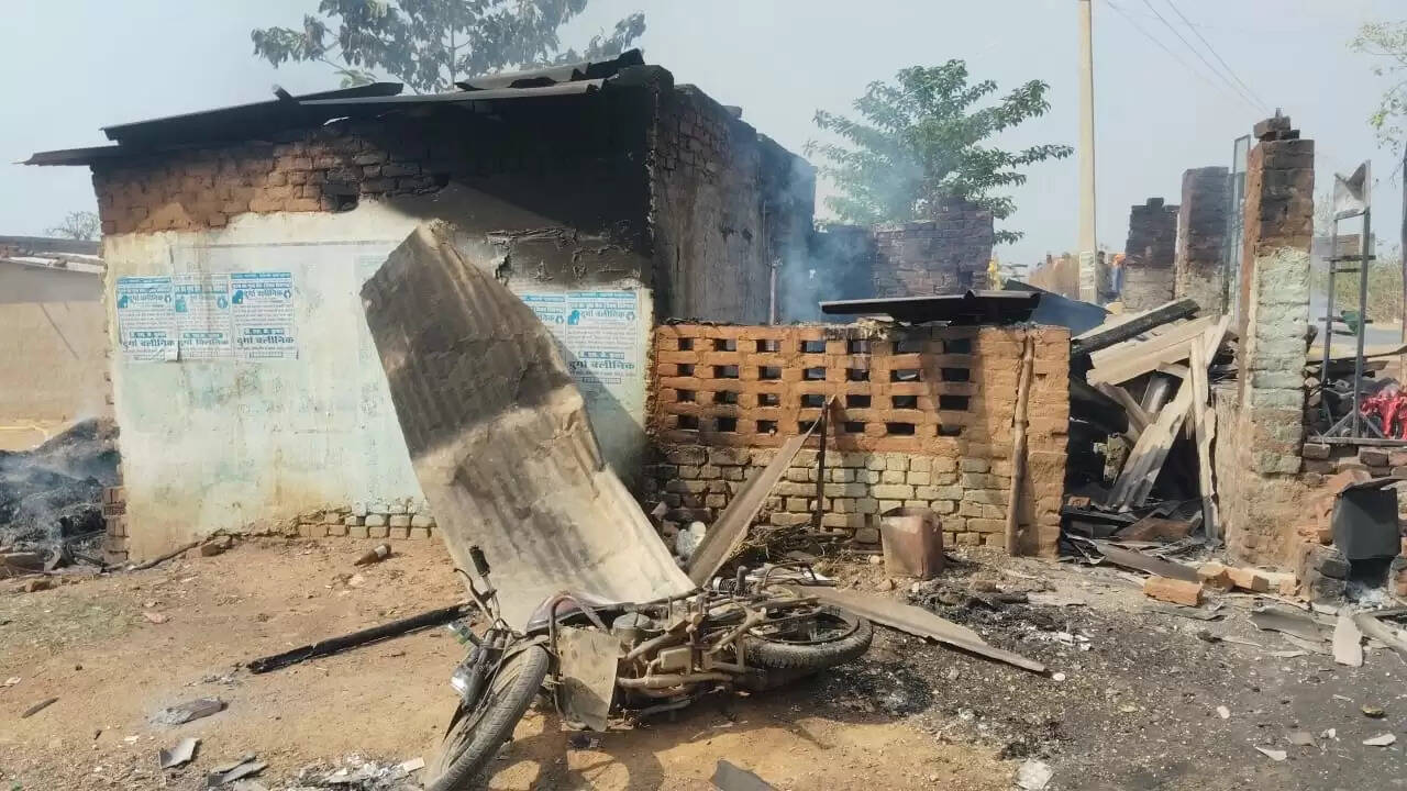 गैस का सिलेंडर फटा, घर और दुकान हुआ ध्वस्त