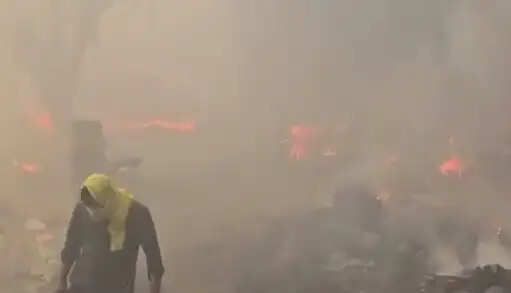 वाराणसी के बघवानाला क्षेत्र में आग से तीस झोपड़ियां खाक