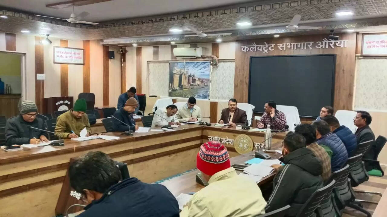 जिलाधिकारी औरैया ने की पीएम आवास योजना की समीक्षा, सर्वे करने के दिए निर्देश