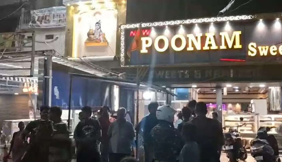 सनकी युवक ने दुकानदार को मारा चाकू, आरोपित हिरासत में