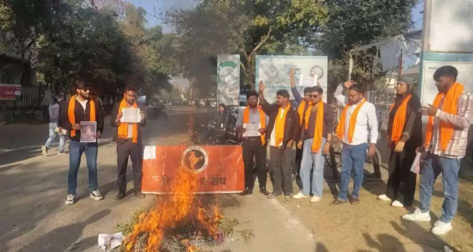 हिंदू छात्र संघ ने बांग्लादेश के प्रधानमंत्री का फूंका पुतला