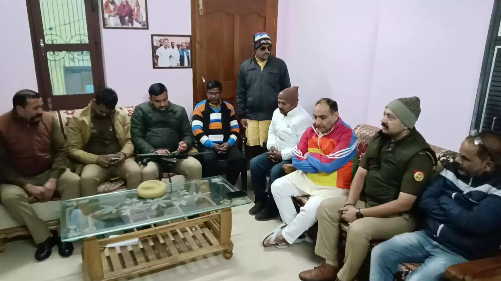 नेशनल हेराल्ड मामले में भाजपा कार्यालय का घेराव करने जा रहे कांग्रेस के नेताओं को पुलिस ने उनके घर में रोका