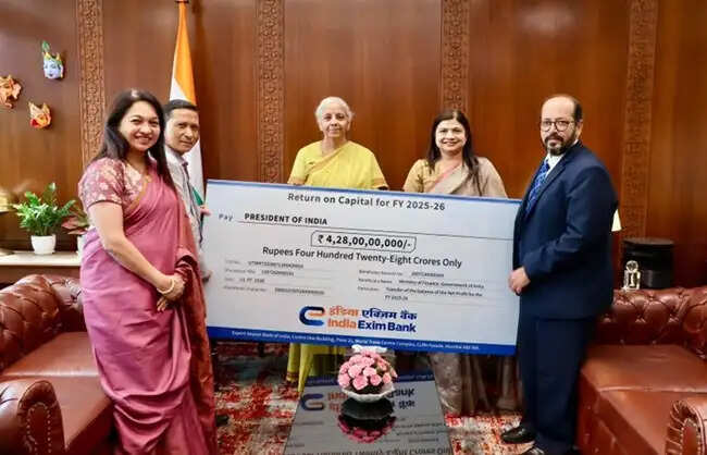 एक्जिम बैंक ने 2025-26 के लिए वित्त मंत्री को 428 करोड़ रुपये का लाभांश चेक सौंपा