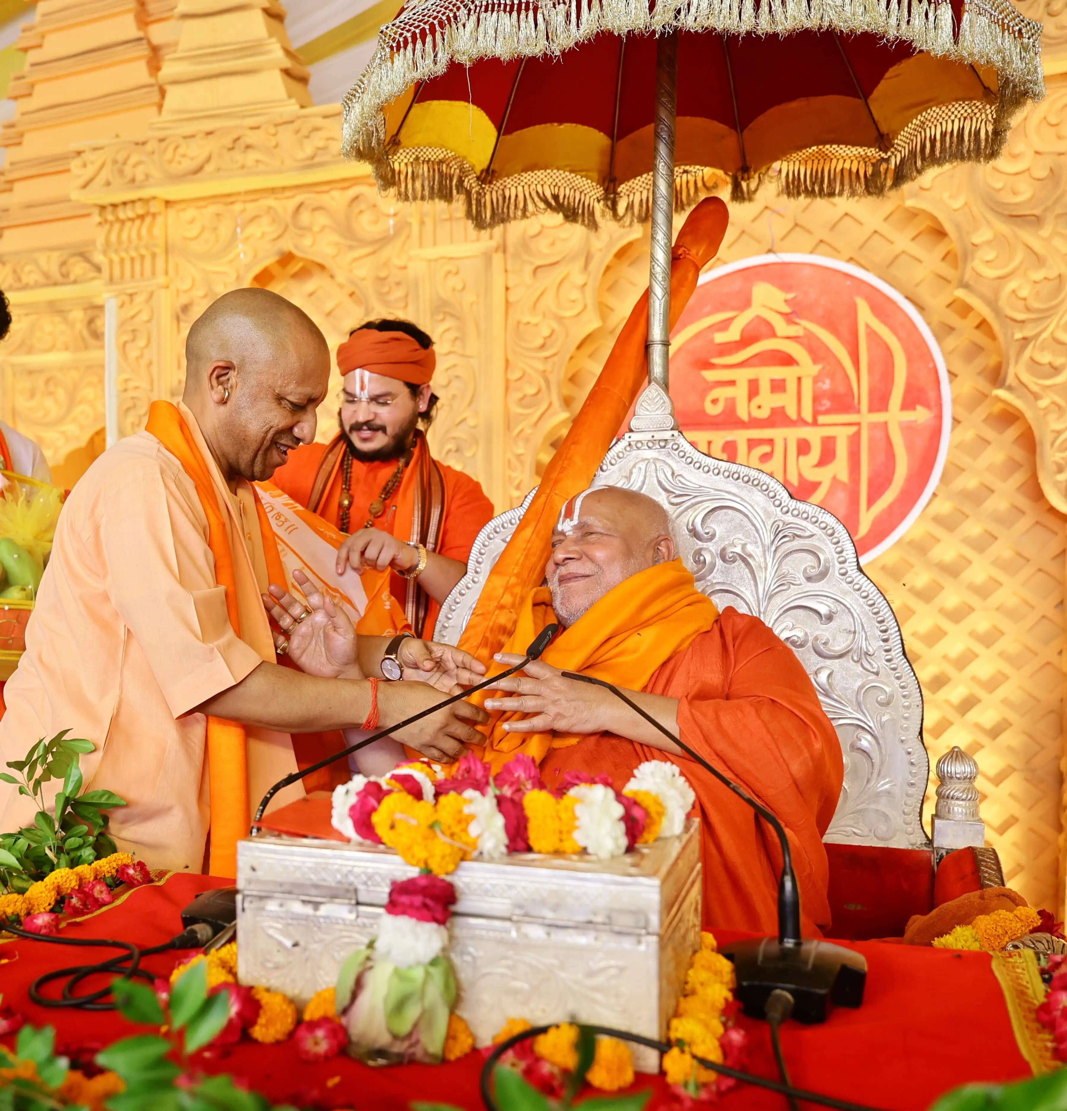जगद्गुरु रामभद्राचार्य की कथा में पहुंचे मुख्यमंत्री योगी आदित्यनाथ