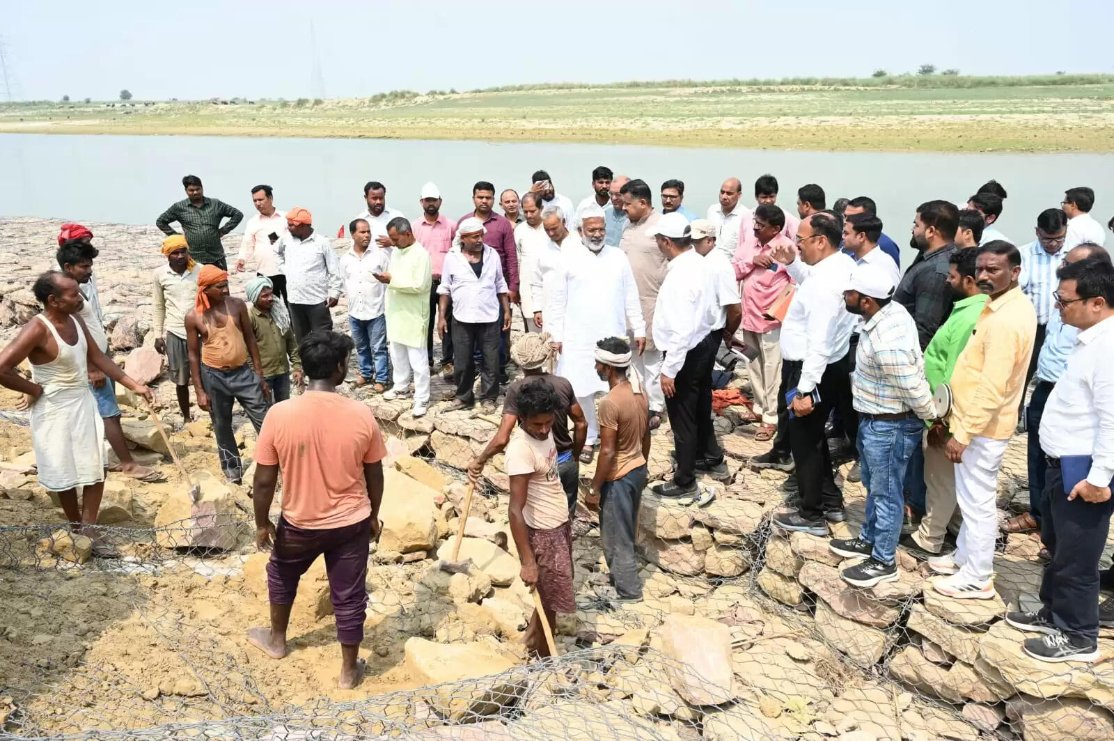 जलशक्ति मंत्री ने किया बाढ़ सुरक्षात्मक कार्यों का स्थलीय निरीक्षण