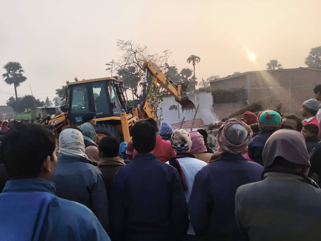 हरसिद्धि के मठलोहियार में सरकारी जमीन से हटाया गया अतिक्रमण