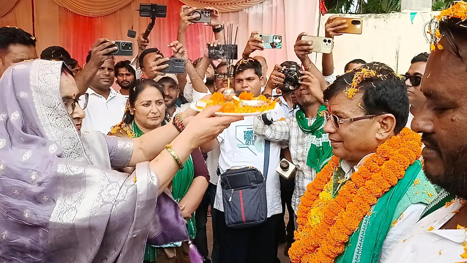 पति के स्वागत में आरती उतारना पड़ा महंगा, जदयू ने संगीता यादव को दल से किया निष्कासित
