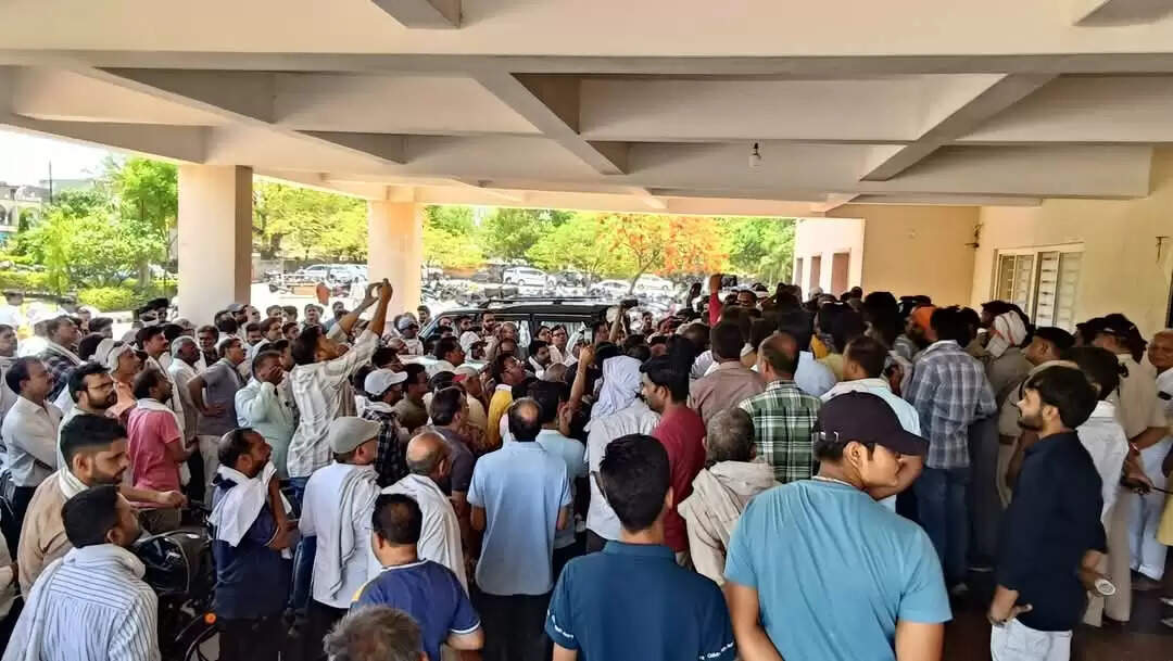 अशोकनगर : नपा नेताप्रतिपक्ष के समर्थन में उतरा सर्व समाज, पुलिस कार्यप्रणाली पर उठे सवाल