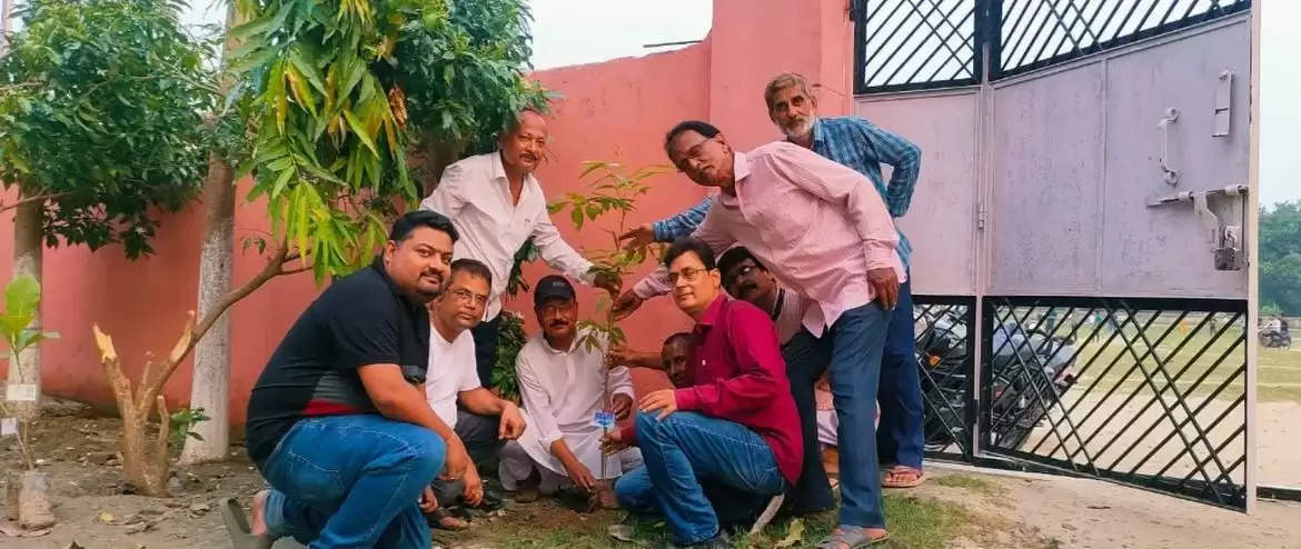 फारबिसगंज में बिहार-बंगाली समिति ने द्विजदेनी विद्यालय परिसर में किया पौधरोपण