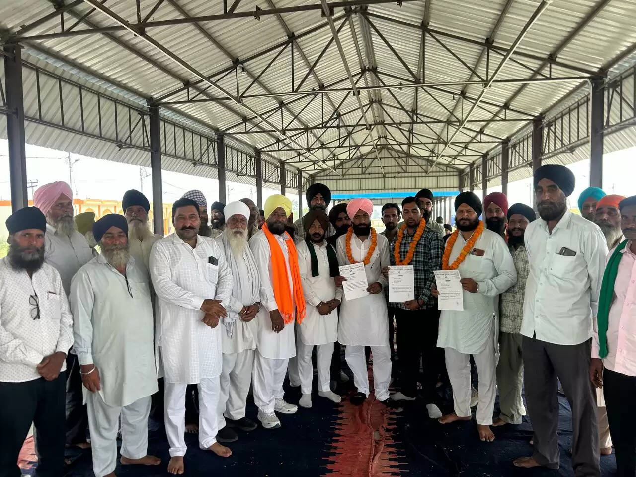 निघासन के दर्जनों किसानों ने भाकियू टिकैट का दामन छोड़ अराजनैतिक का थामा दामन