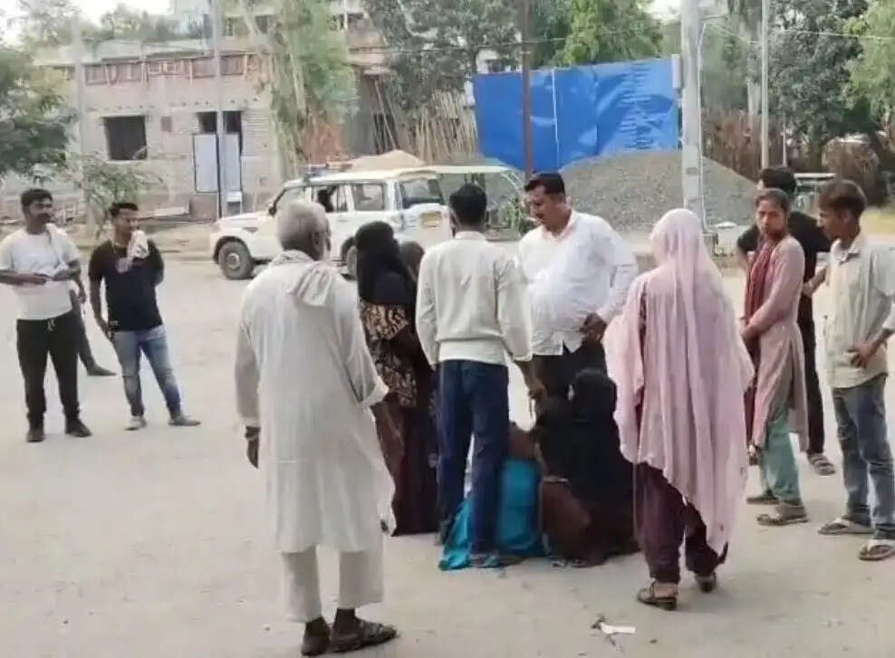 डिवाइडर से टकराई तेज रफ्तार बाइक, 15 वर्षीय किशोर की मौत, एक गंभीर