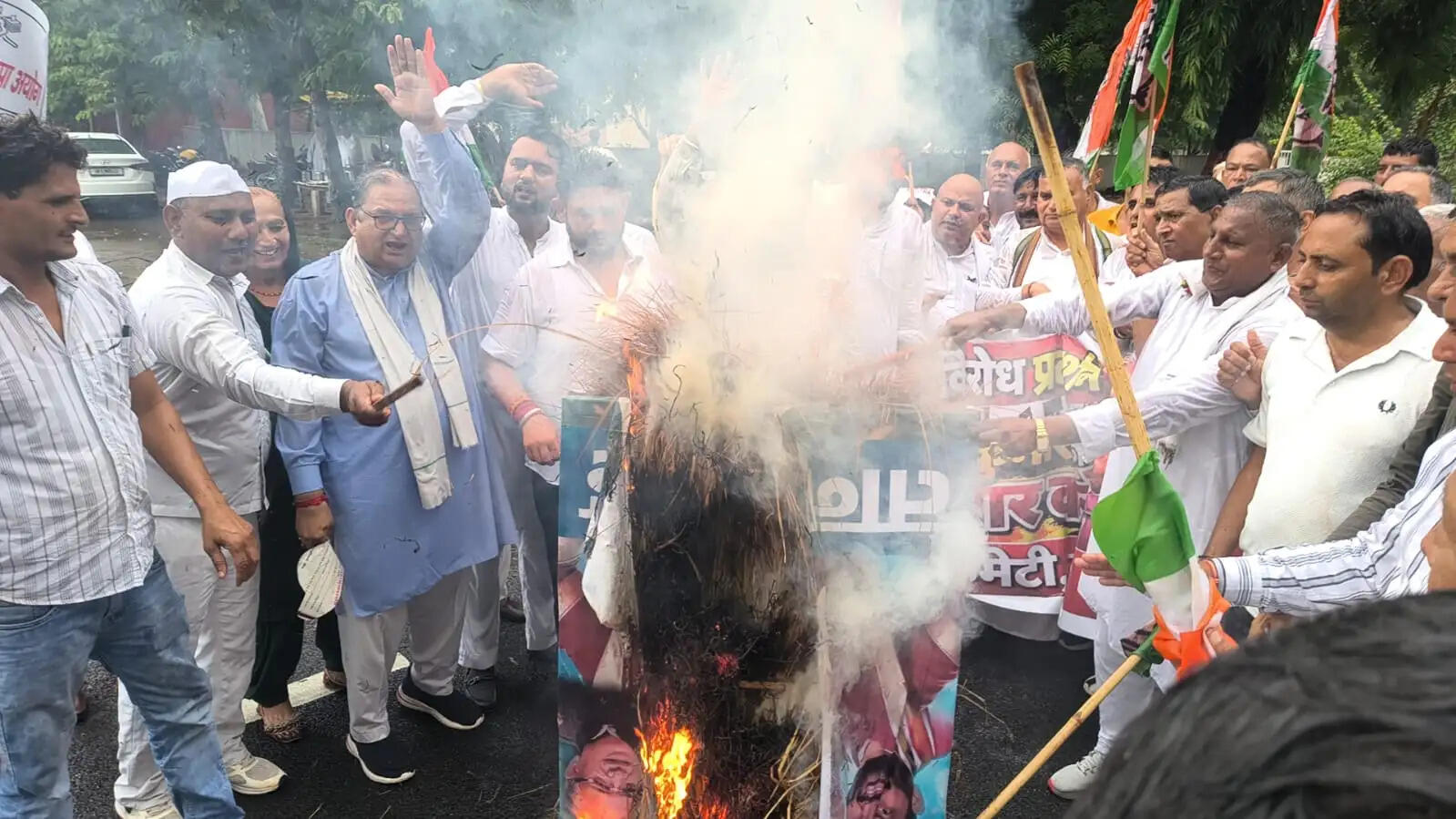 जींद : कांग्रेस कार्यकर्ताओं ने बारिश में प्रदर्शन कर मुख्य चुनाव आयुक्त का फूंका पुतला