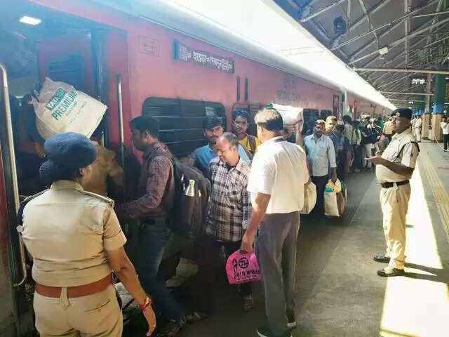 छठ पर घर जाने वालों के लिए अगले पांच दिनों में चलाई जाएंगी 1500 विशेष ट्रेनें