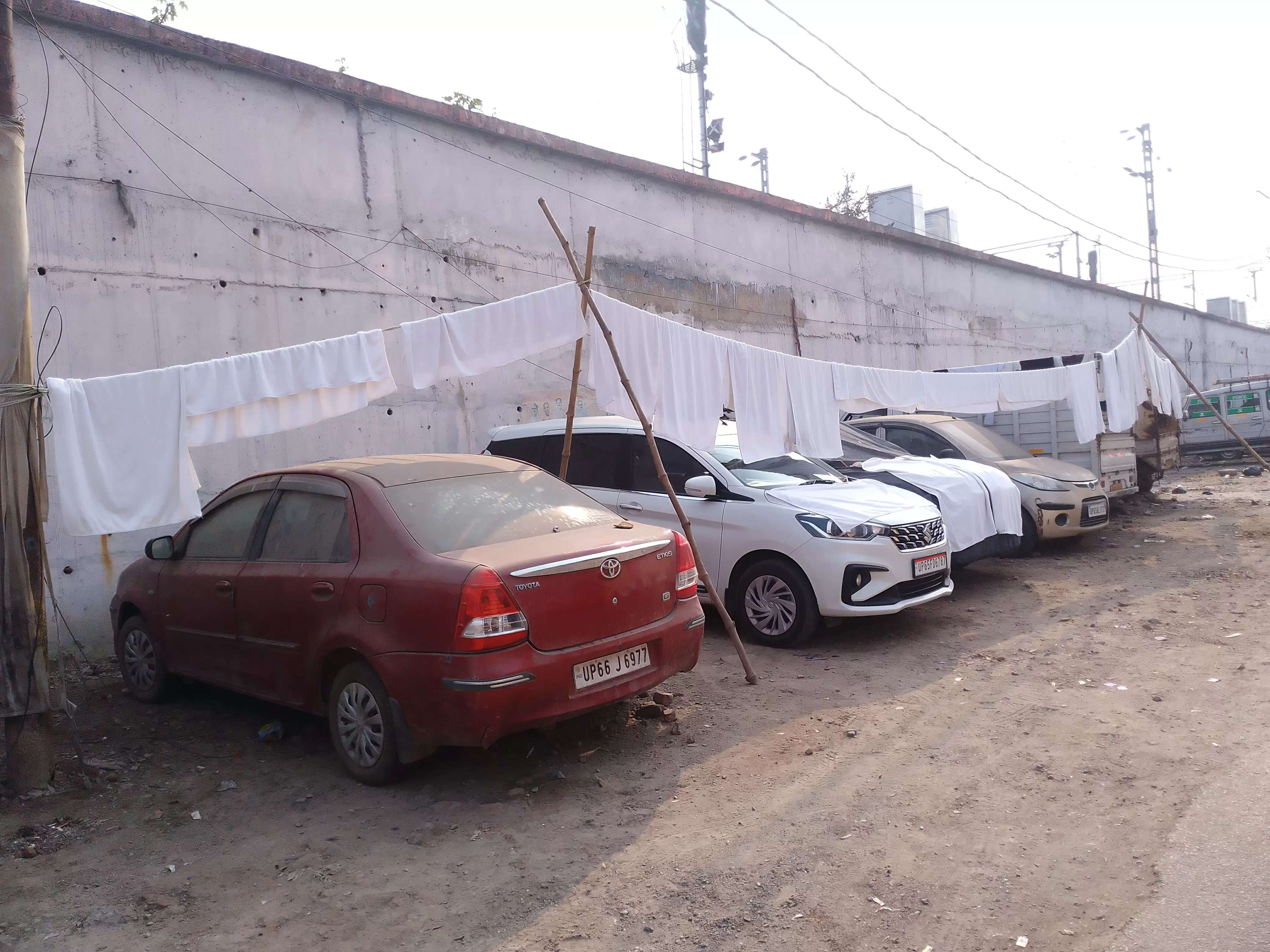 वाराणसी के धोबी समाज ने नगर निगम से मांगा कपड़ा सुखाने के लिए स्थान