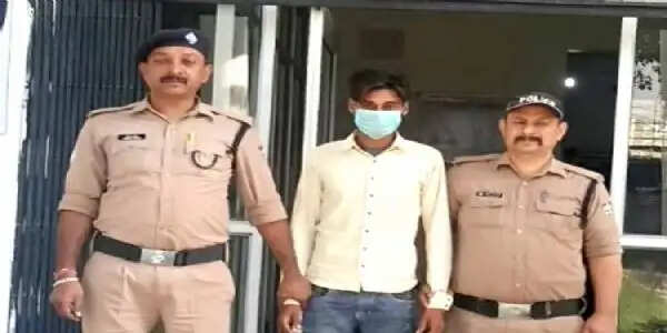 सात माह से फरार पांच हजार का ईनामी आरोपित गिरफ्तार