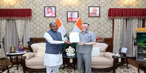 बाबूलाल मरांडी ने राज्यपाल से की मुलाकात, कथित शराब घोटाले की सीबीआई जांच की मांग