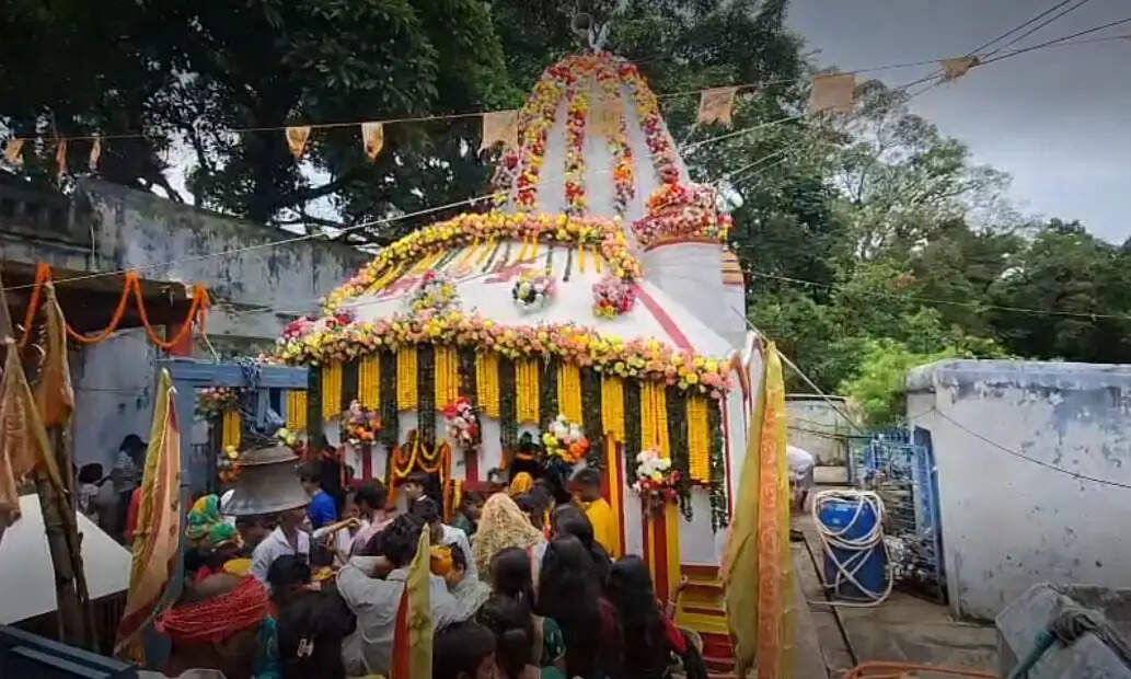 सावन की पहली सोमवारी पर शिवालियों में उमड़ी भक्तों की भीड़