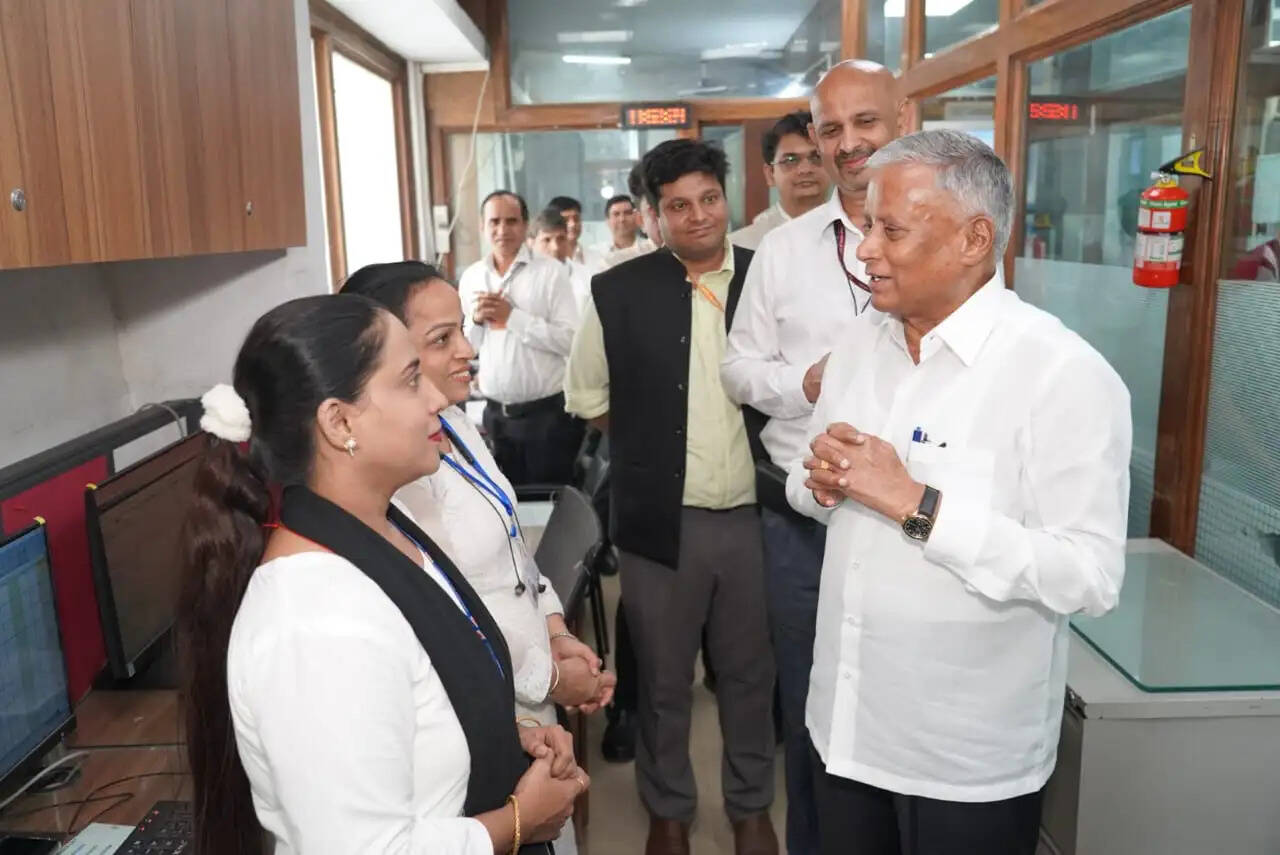 रेल राज्यमंत्री सोमन्ना ने दिल्ली मंडल के नियंत्रण कार्यालय का किया निरीक्षण