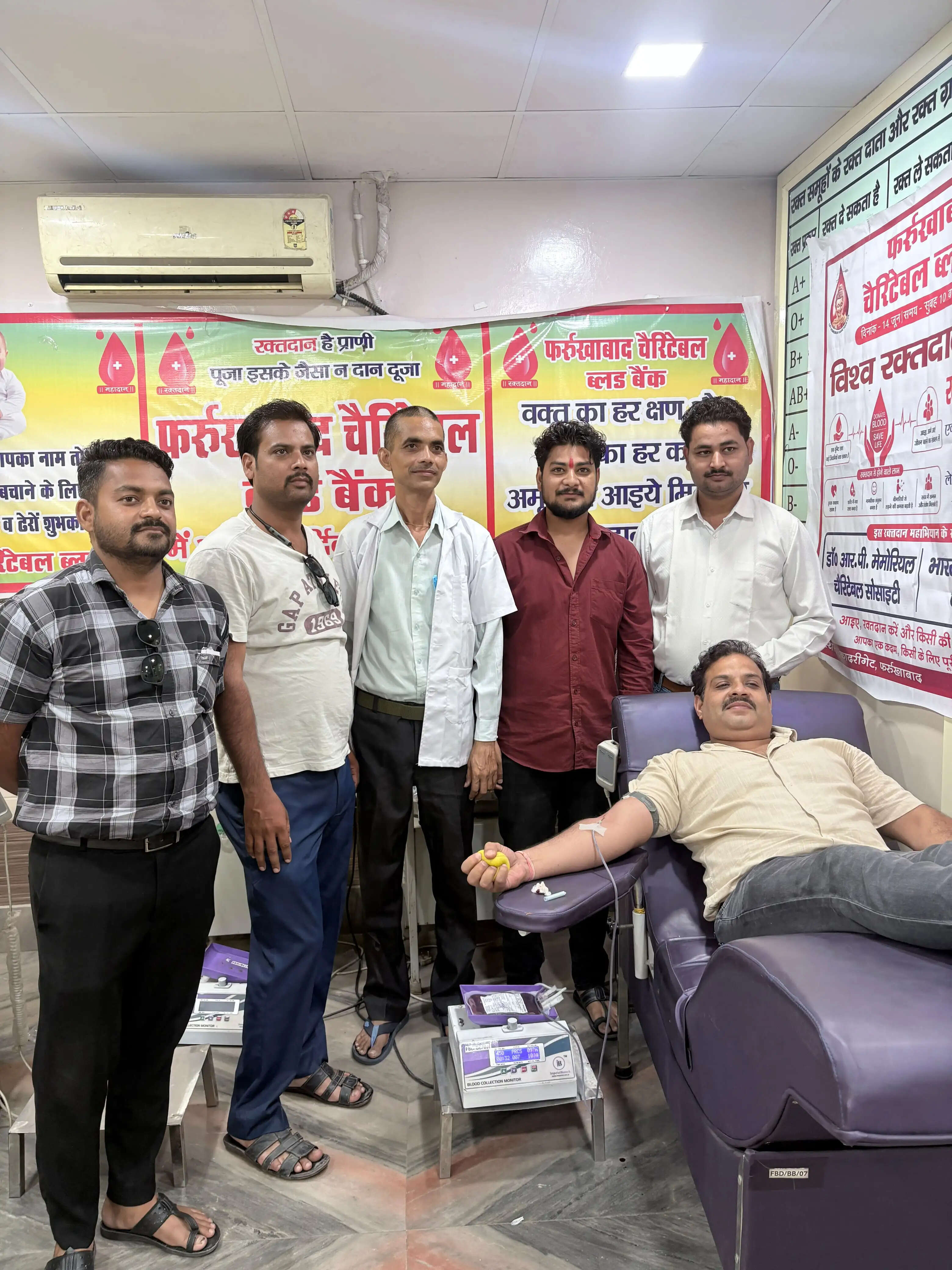 विश्व रक्तदाता दिवस : फर्रुखाबाद में युवाओं बढ़चढ़ किया रक्तदान