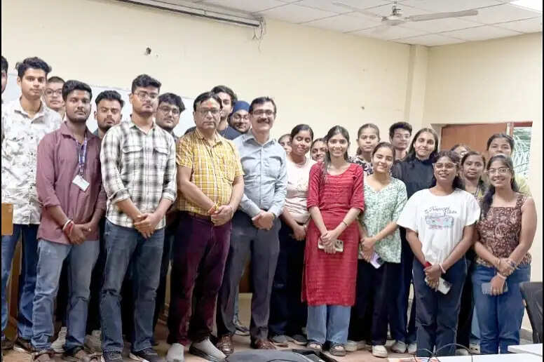 इंटरव्यू में सफलता के लिए आत्मविश्वास और अभ्यास जरूरी : शिवेंद्र पांडेय