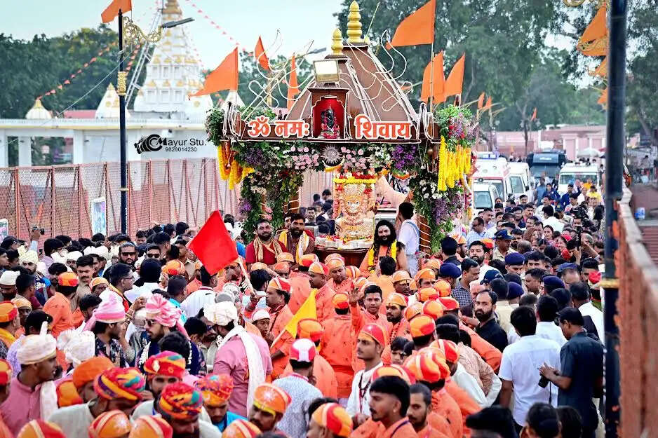 सावन के अंतिम सोमवार शिवमय हुआ दशपुर, शाही रथ पर सवार होकर नगर भ्रमण पर निकले बाबा पशुपतिनाथ